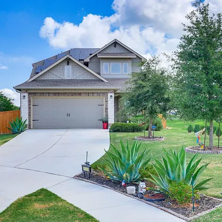 Family-Friendly Kyle Home With Pool Access!
